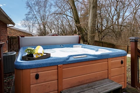 Popular Airbnb listing: Hot Tub, Game Room, Near WPAFB, No Airbnb Fees in Dayton