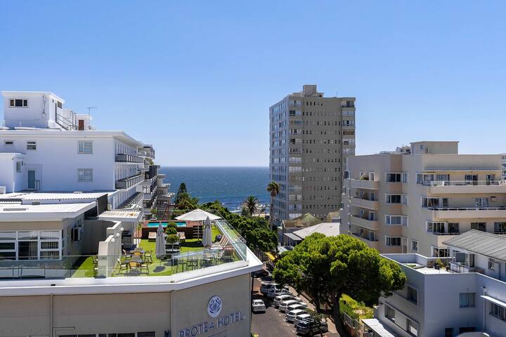 Diamond Views – Luxury Sea Point Apt with views gallery image 2