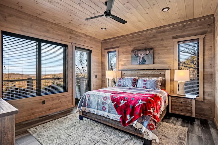 Разбудете се со неверојатен поглед кон планината во оваа удобна спална соба во Wellevate Lodge. Со рустикални дрвени акценти, брачен кревет (широк 150-179 см) и приватен пристап до терасата, овој простор нуди совршено место за одмор по денот исполнет со авантура во Smokies.