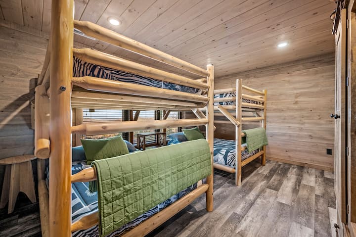 Друг агол на пространата соба на спрат го прикажува својот рустикален, но модерен дизајн, со рачно изработени кревети на спрат. Покривките од природно дрво и обилното осветлување го прават овој простор привлечен за забавен и мирен престој.