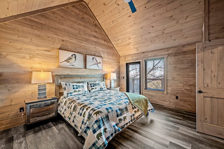Една од двете главни спални соби на горниот кат, оваа соба има сводести тавани, топли ѕидови од дрвени плочи и доволно природна светлина. Декорот со дрвена колиба, рустикалните ноќни шкафчиња и шармантниот дрвен мебел го комплетираат совршеното доживување за одмор на планина