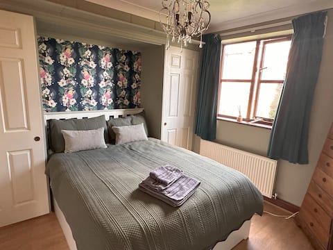 Cosy 1-Bed| Near C2C Station| Free Parking & WiFi