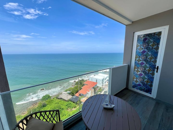 701 – Luxury apartment, rooftop and ocean views