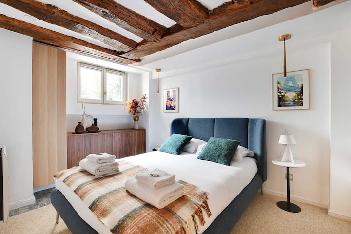 Chumba cha kulala kilicho na kitanda cha watu wawili na bafu lake.