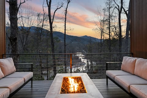 22-Acre Riverfront Estate: Beach, Hot Tub, Pets