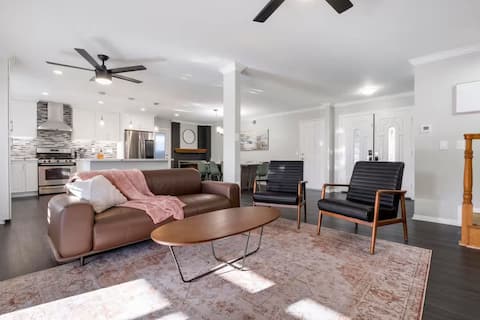 HUGE 5BR Family Retreat! Backyard & Patio Lounge