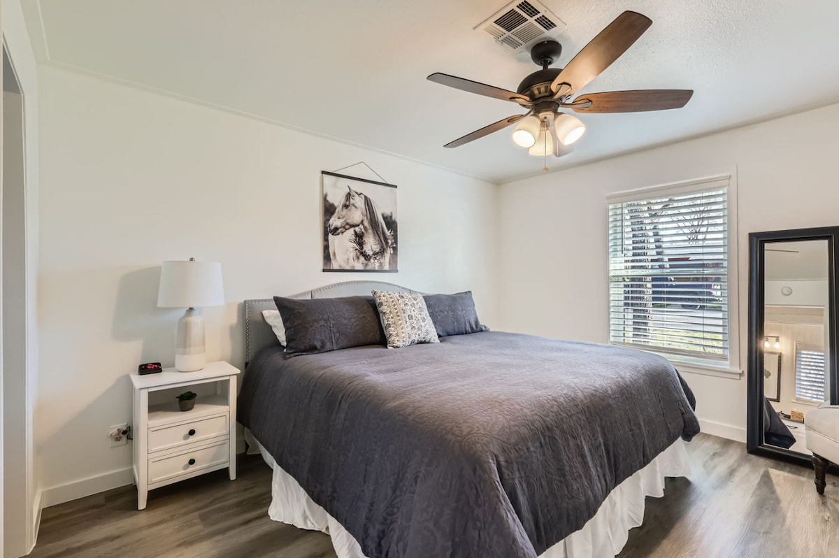  Disfruta de la tranquila comodidad de una cama tamaño king, muebles elegantes y detalles acogedores perfectos para relajarse.