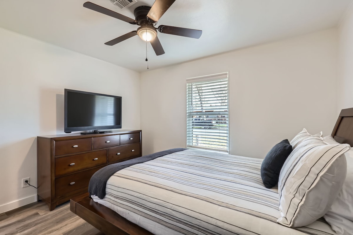 Dormitorio moderno con diseño minimalista y ropa de cama de alta calidad.