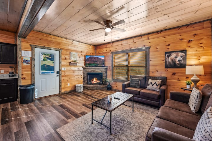 Discounted! Hot Tub, Fireplace & Games! - Sevierville, TN
