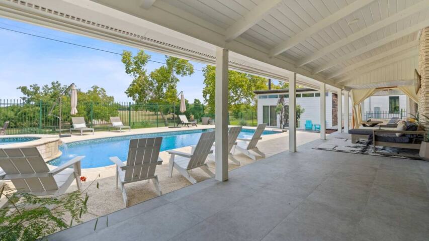 Upstay—Luxurious Retreat with Private Pool & Patio gallery image 3