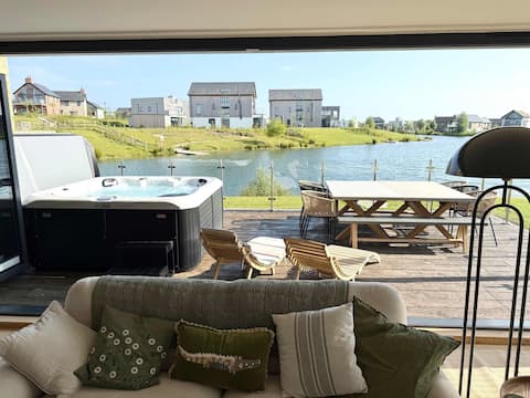 Luxury Lakeside Retreat with Hot Tub- sleeps 12-14