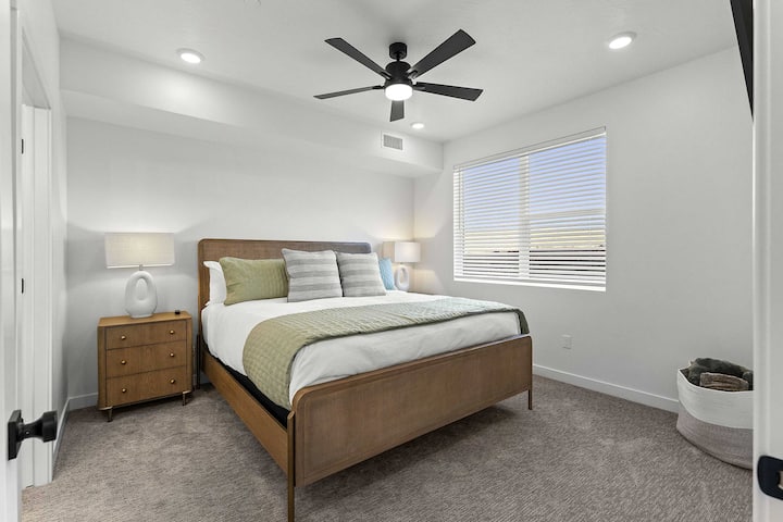 Dormitorio 1 con cama King, TV inteligente y baño privado 