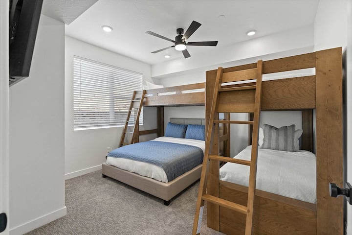 Dormitorio 2 con litera doble/queen, litera individual/individual y TV inteligente