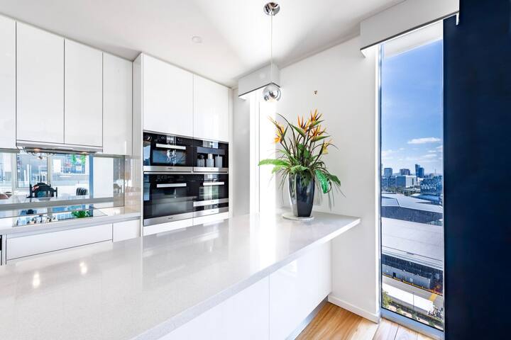 Views for Days – Luxe 4BR Stay with Pool & Hot Tub gallery image 3