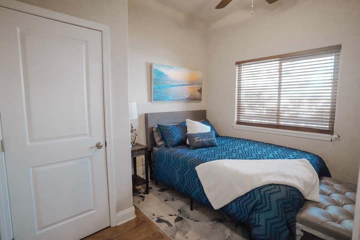 El segundo dormitorio tiene una cama tamaño queen. ¡Muy cómodo!