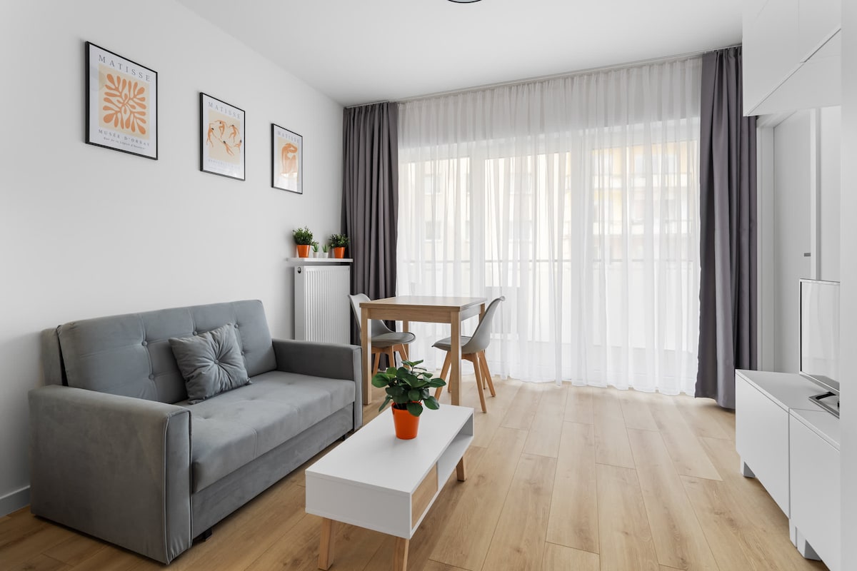 Sala con televisión moderna con canales por cable, que permite a los huéspedes disfrutar de sus programas favoritos.