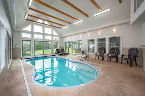 Ski-In/Out Dog Friendly Retreat w/ Pool, Bar &