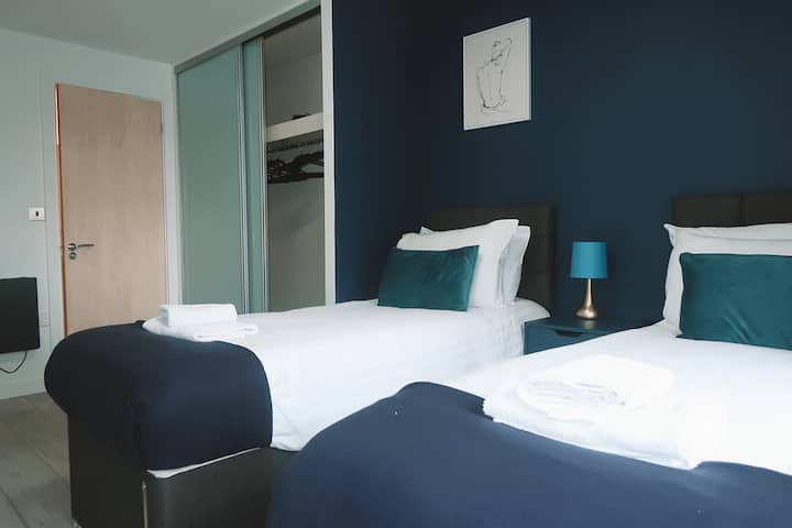 Dhomë gjumi minimaliste me një atmosferë relaksuese.