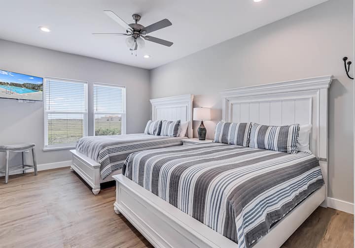 New 9-bedroom Beach House W/ Private Beach Access - Port Aransas, TX