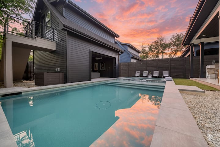 Amenities! Pool, Hot Tub, Theater, Outdoor kitchen gallery image 2