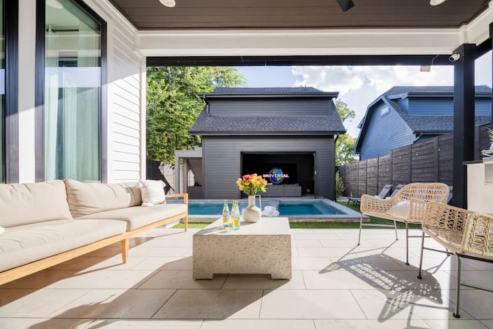 Amenities! Pool, Hot Tub, Theater, Outdoor kitchen