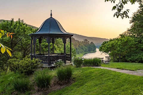 Stonehaven Catskills - Sauna, Riverfront & Family!