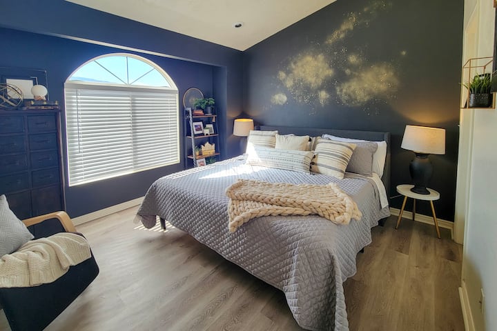 Spálňový apartmán 1 | Hlavné poschodie | veľká manželská posteľ | Posteľná bielizeň k dispozícii