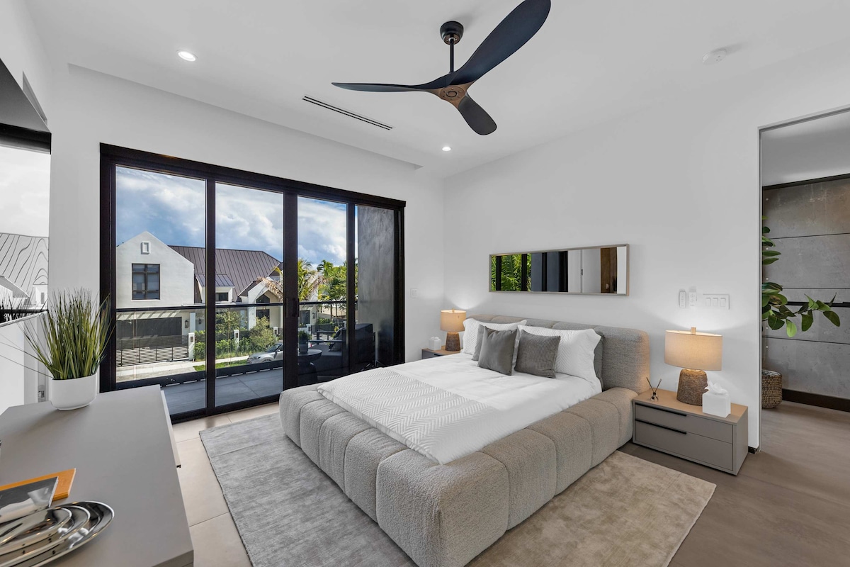 3rd En Suite Bedroom / KING BED/ Balcony/ Blackout Shades