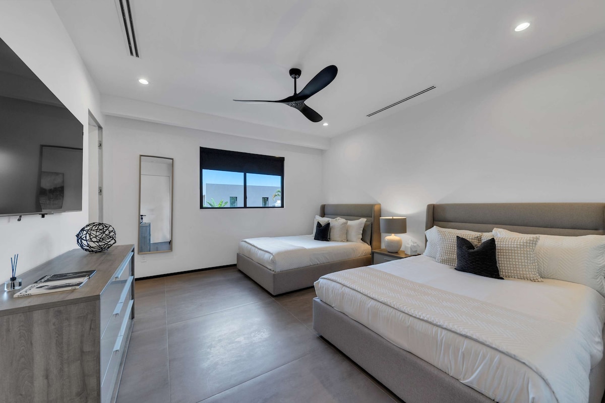 2 Queen Beds / En Suite Bathroom / Blackout Shades