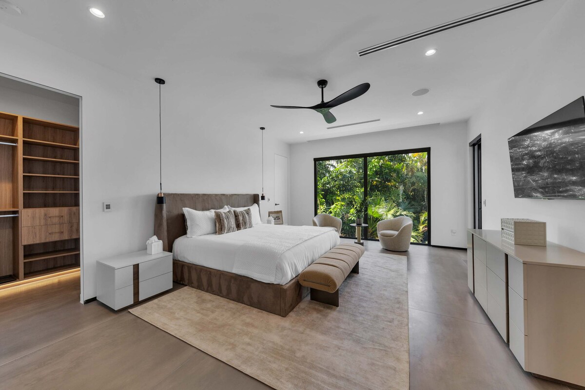 Primary Ensuite 2nd Floor with Balcony overlooking Pool/ KING BED / Walk In Closet/ Blackout Shades