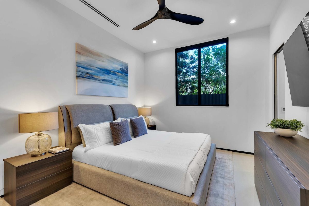 1st Floor Ensuite Bedroom  / KING BED / Blackout Shades