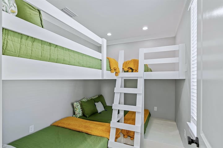 Tercer piso - Habitación con literas con 4 camas tamaño queen (capacidad para 8 personas) - Comparte el baño con la otra habitación con literas del tercer piso