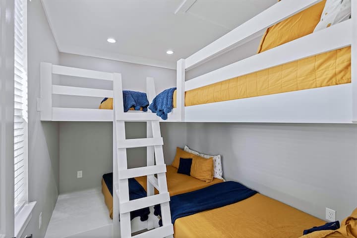 Tercer piso - Habitación con literas con 4 camas tamaño queen (capacidad para 8 personas) - Comparte el baño con la otra habitación con literas del tercer piso