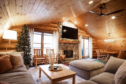 Family Cabin - Indoor Hot Tub, Rec Room, Rock Wall