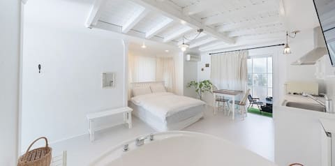 Clean accommodation with white interior, 1st floor game machine, full spa, gas grill, camping terrac