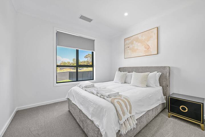 ห้องนอน 4 - เตียงคิงไซส์ + เบียร์