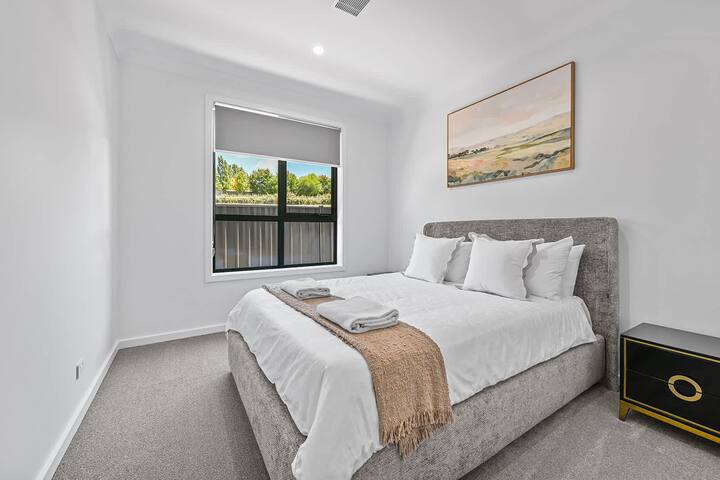 ห้องนอน 2 - เตียงควีนไซส์ + เบียร์