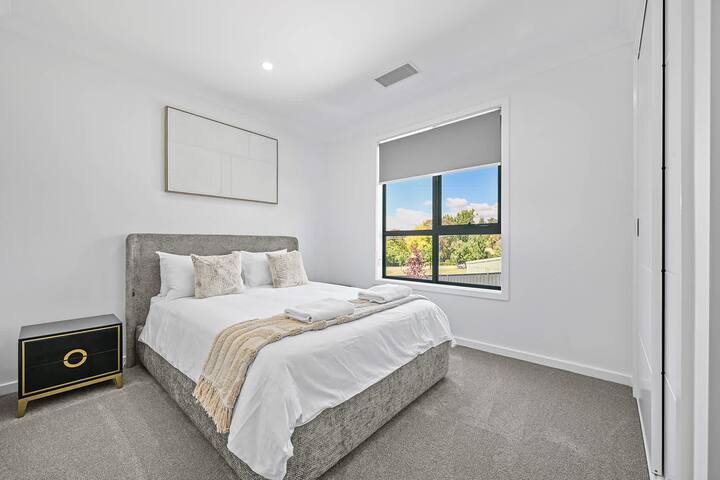 ห้องนอนที่ 5 - เตียงควีนไซส์ + เบียร์