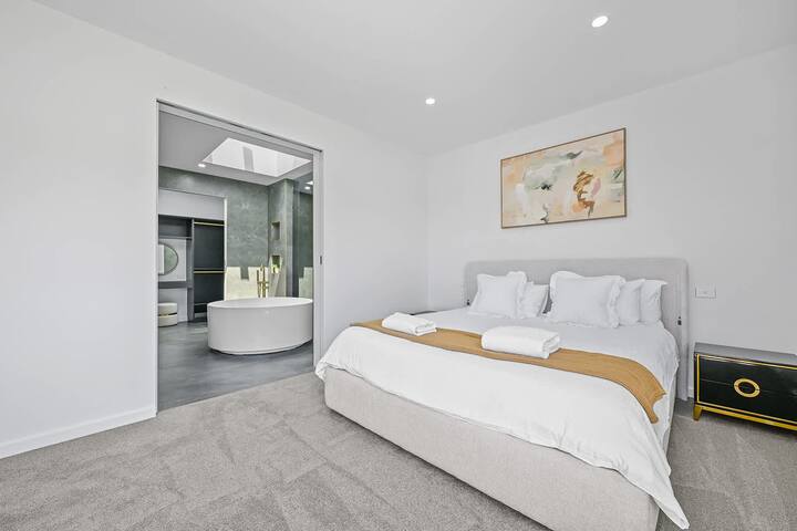 ห้องนอน 1 - เตียงคิงไซส์, WIR, BIR, ห้องน้ำในตัว + สมาร์ททีวี