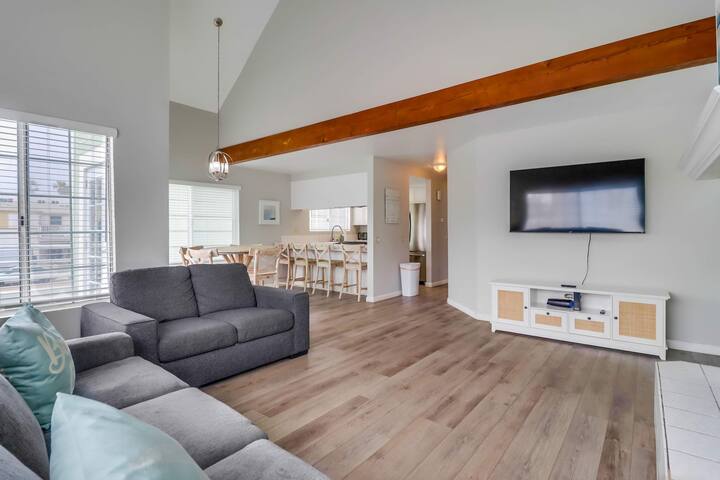 Steps to ocean & bay, A/C, large patio, 4 parking gallery image 3