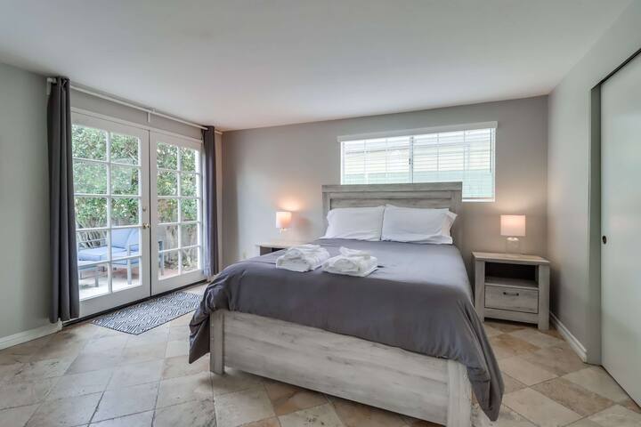 Steps to ocean & bay, A/C, large patio, 4 parking gallery image 4