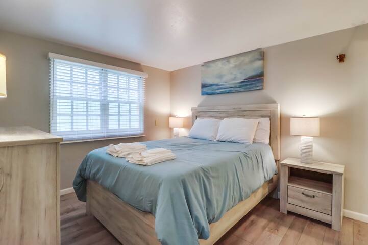 Steps to ocean & bay, A/C, large patio, 4 parking gallery image 5