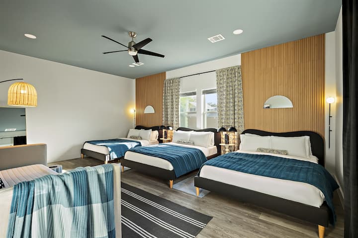 Оваа пространа соба нуди удобен аранжман за спиење за семејства или групи, осигурувајќи им на сите да имаат релаксирачки престој.