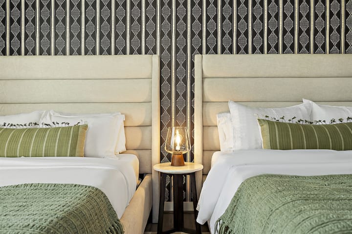 Собата е дизајнирана со смирувачка палета на бои и меко осветлување, создавајќи мирна и привлечна атмосфера.