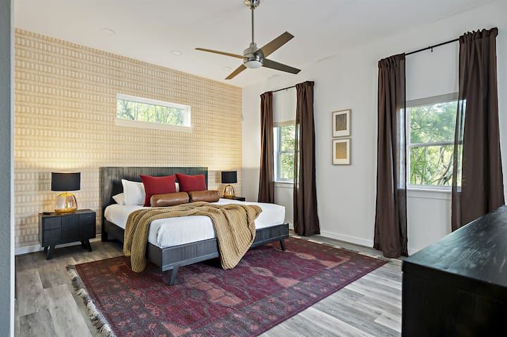 Без разлика дали станува збор за удобни утра или мирни ноќи, оваа удобна спална соба со привлечен кревет и нежен тавански вентилатор е совршеното место за одмор.