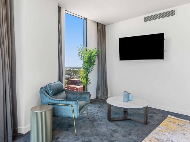 Jaw-dropping 4BD Penthouse in Beachside Resort gallery image 2