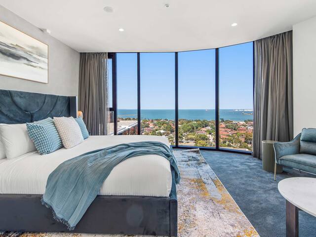 Jaw-dropping 4BD Penthouse in Beachside Resort gallery image 3