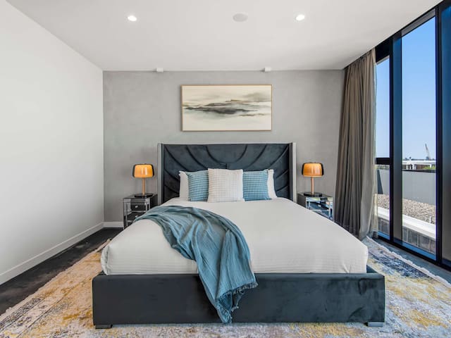 Jaw-dropping 4BD Penthouse in Beachside Resort