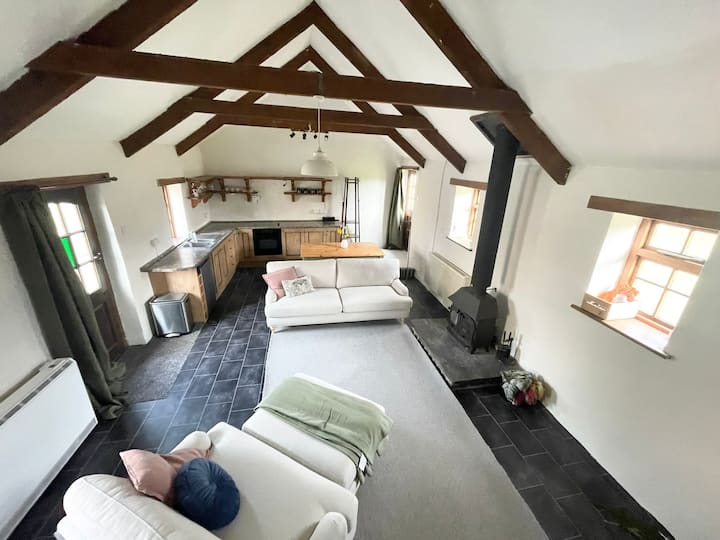 Longhouse: Log Burner Dog Friendly, Private Garden - Pembrokeshire