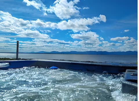 Chalet#2 Waterfront with Spa, Fireplace, Wifi & AC